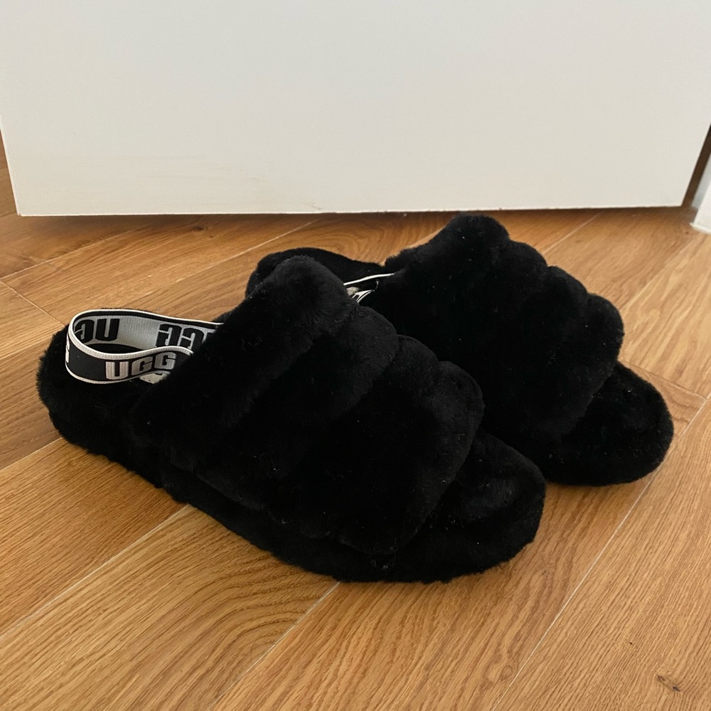 BLACK UGG SLIPPERS